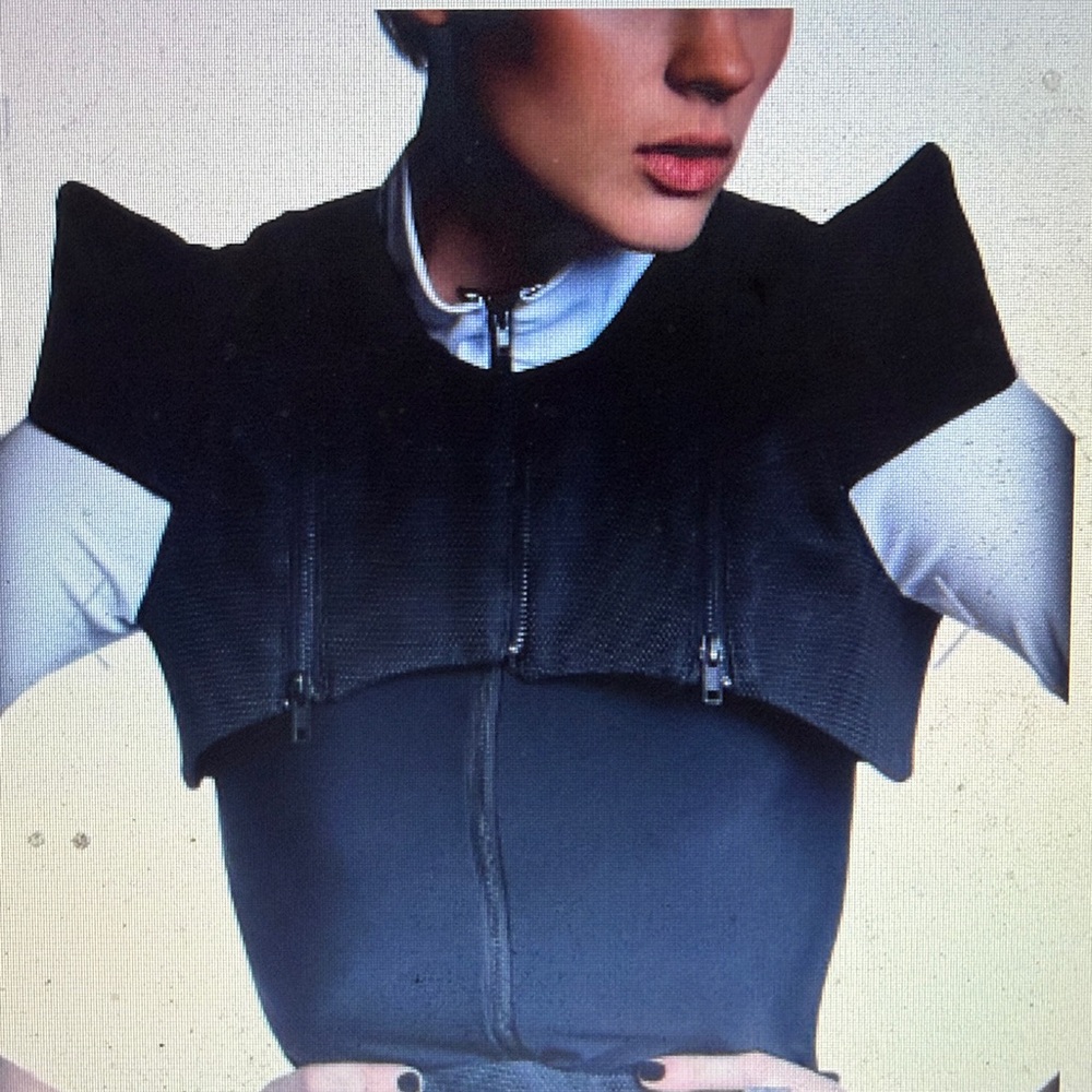 NWOT Michelle Uberreste Black Carbon-14 Shrug
